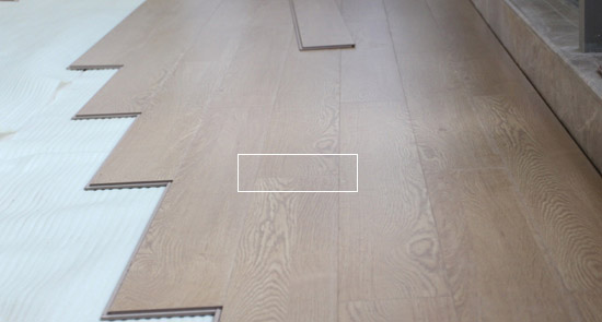 采用二分之一铺装法铺装出来的地面视觉效果最好,地板整齐度较高,对称