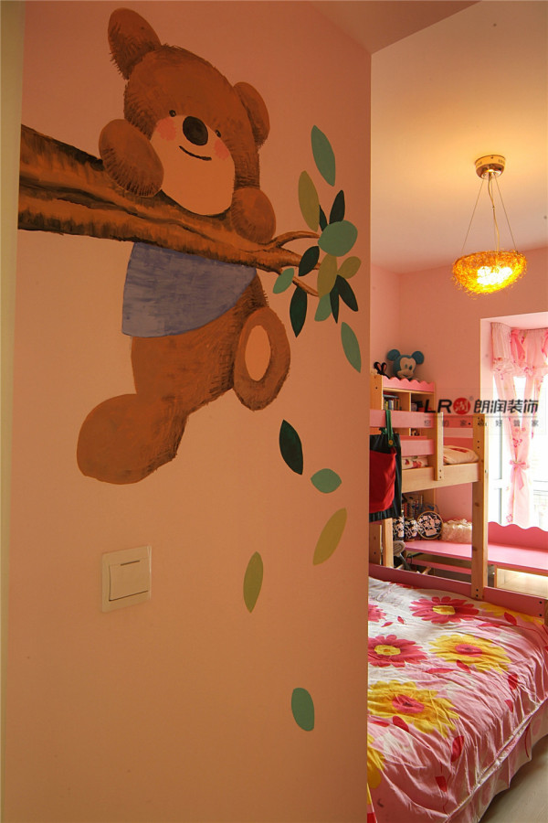 色彩斑斓的儿童房,像童话一样美丽的小公主的房间,采用了墙体彩绘哦.