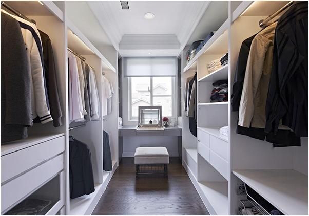 衣帽间便是整个空间均由衣柜组成的房间,相对于卧室中的衣柜,衣帽间